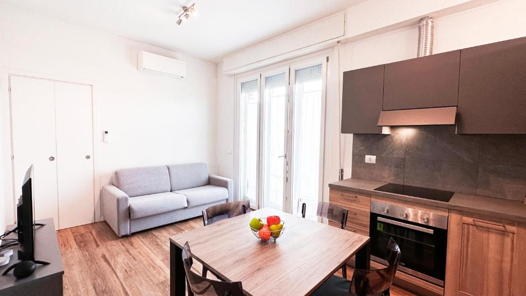 una cucina con un tavolo con una ciotola di frutta sopra di Ghiberti Boutique Apartment a Firenze