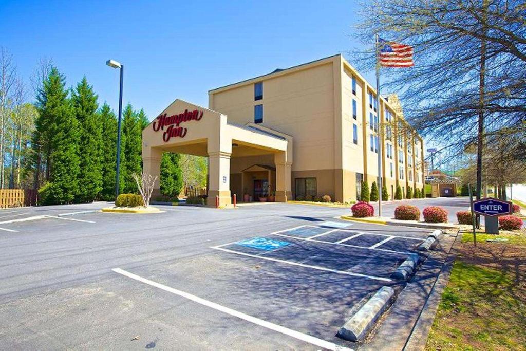 un aparcamiento vacío frente a un hotel en Hampton Inn Atlanta/Douglasville, en Douglasville