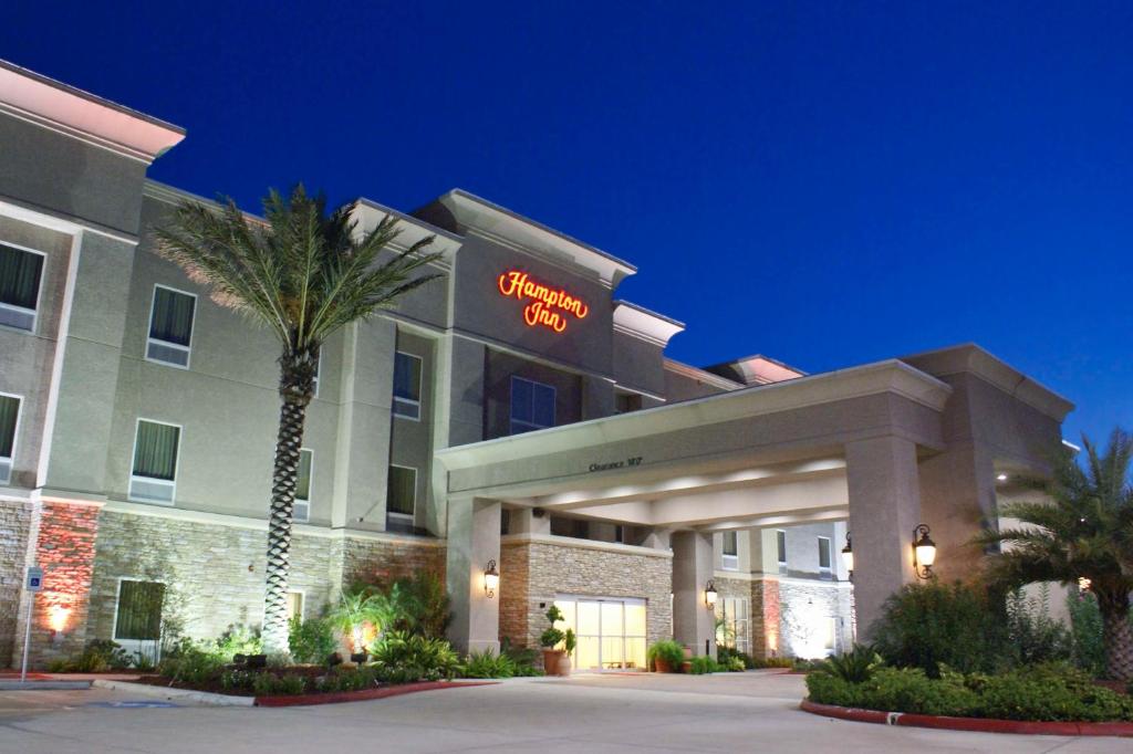 eine Darstellung der Vorderseite eines Hotels in der Nacht in der Unterkunft Hampton Inn Orange in Orange