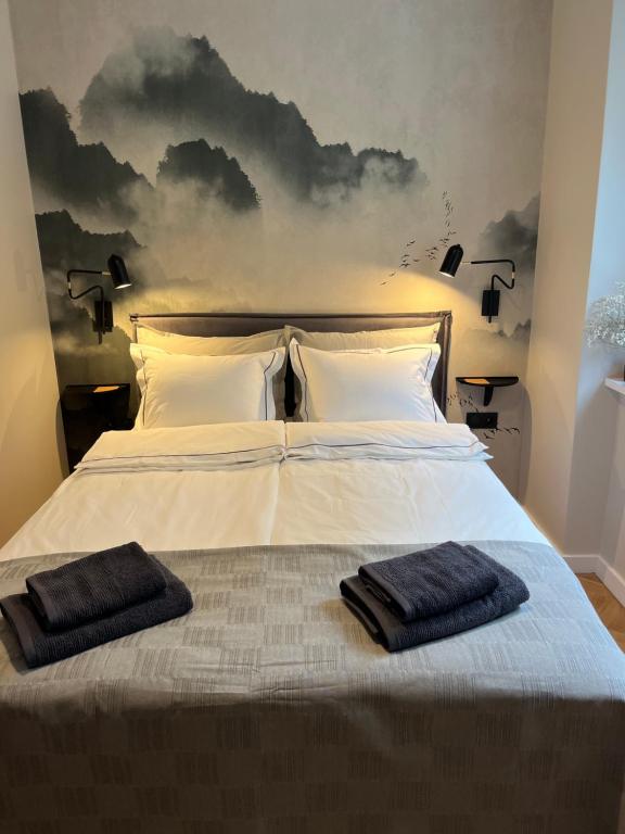 1 dormitorio con 1 cama con 2 toallas en Luna Apartment, en Varsovia