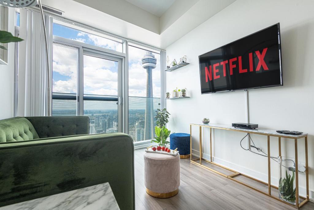 soggiorno con un cartello netflix sul muro di Beautiful Luxurious Modern Condo With Breathtaking Views a Toronto