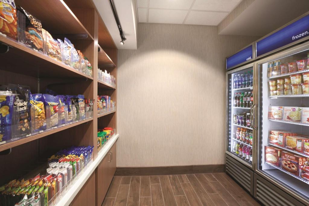 Supermarket nebo jiné obchody v  hotelu nebo okolí