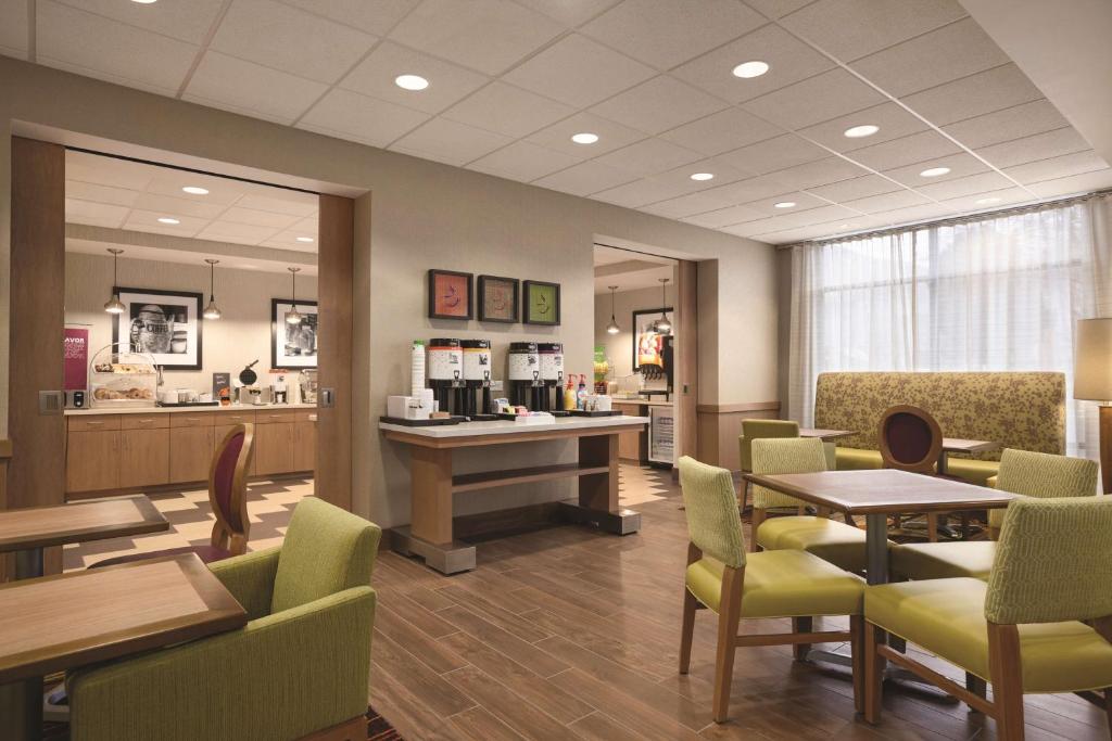 Posezení v ubytování Hampton Inn Brigham City