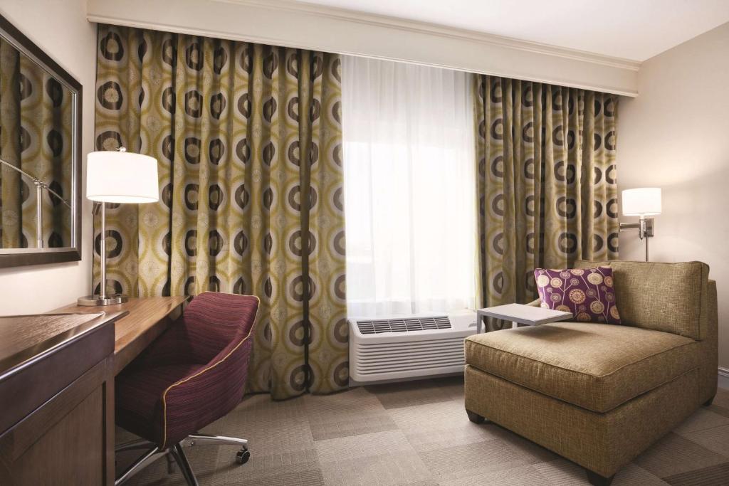 Posezení v ubytování Hampton Inn Brigham City