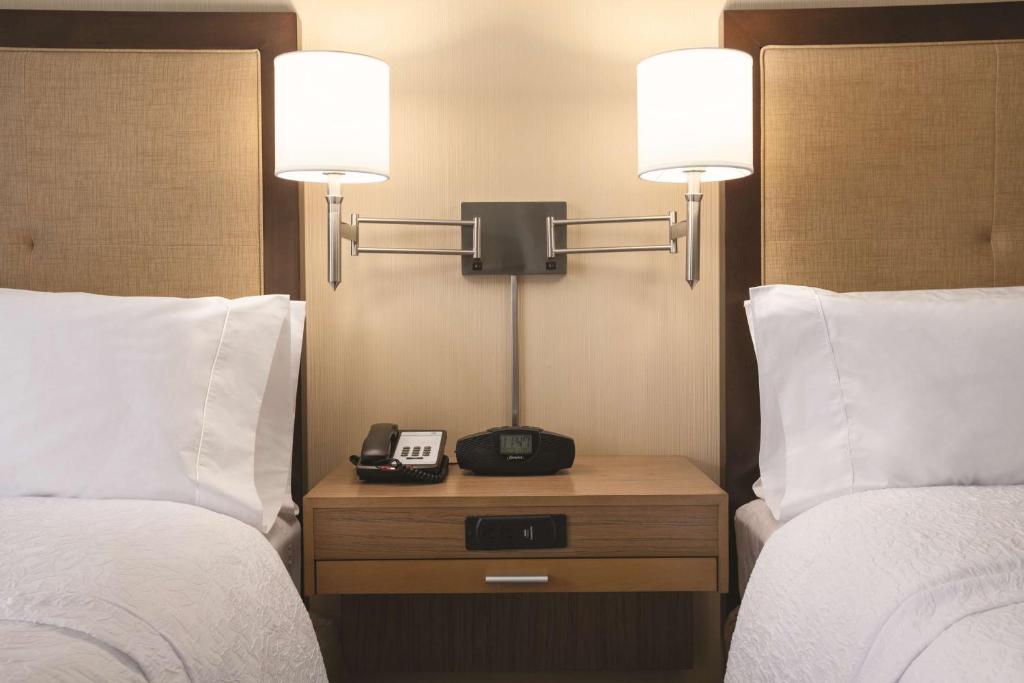 Postel nebo postele na pokoji v ubytování Hampton Inn Brigham City