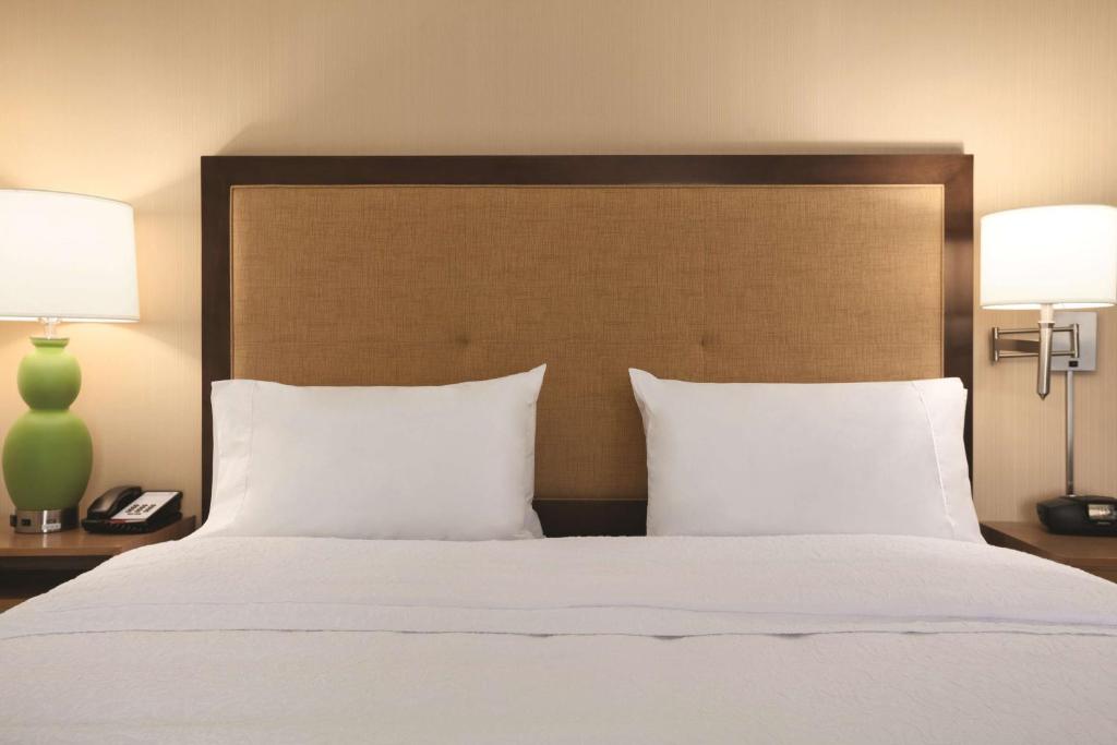 Postel nebo postele na pokoji v ubytování Hampton Inn Brigham City