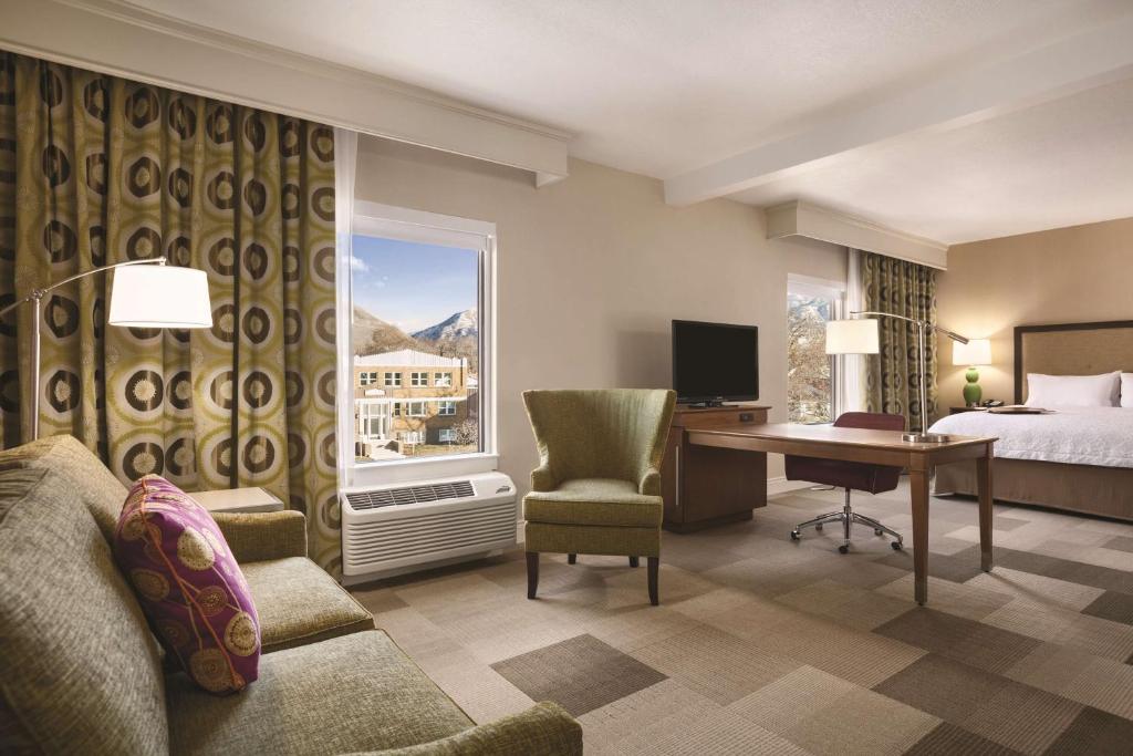 TV a/nebo společenská místnost v ubytování Hampton Inn Brigham City
