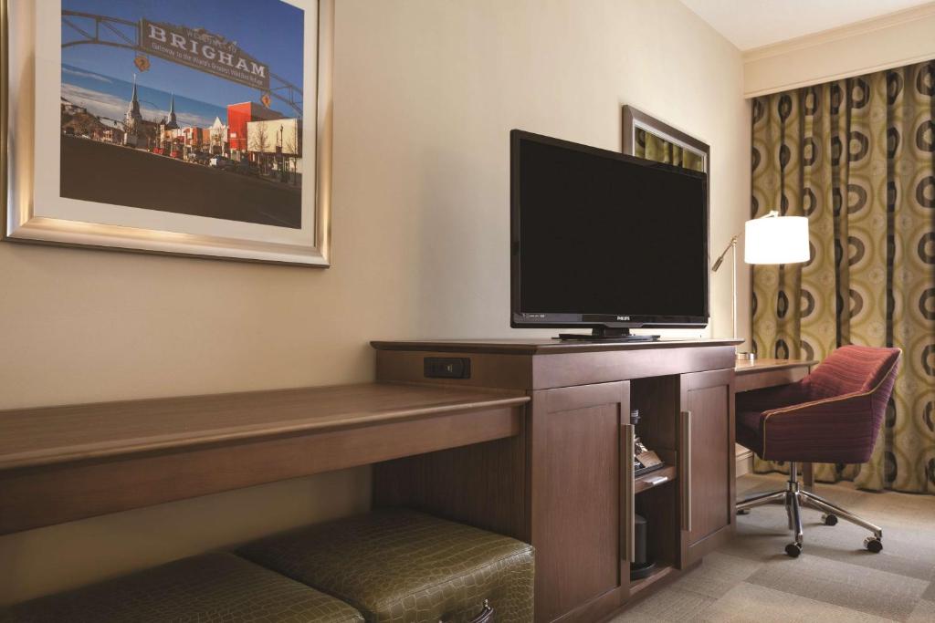 TV a/nebo společenská místnost v ubytování Hampton Inn Brigham City