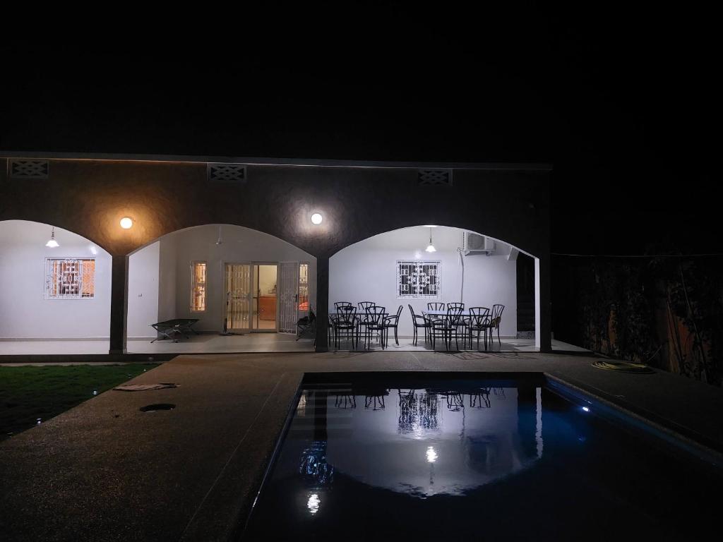 una casa con piscina por la noche en Villa Somone 4 chambres avec Piscine, en Somone