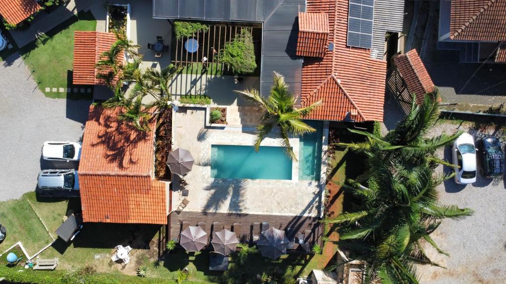 an overhead view of a house with a swimming pool and palm trees at Pousada Vale das Orquídeas in Socorro
