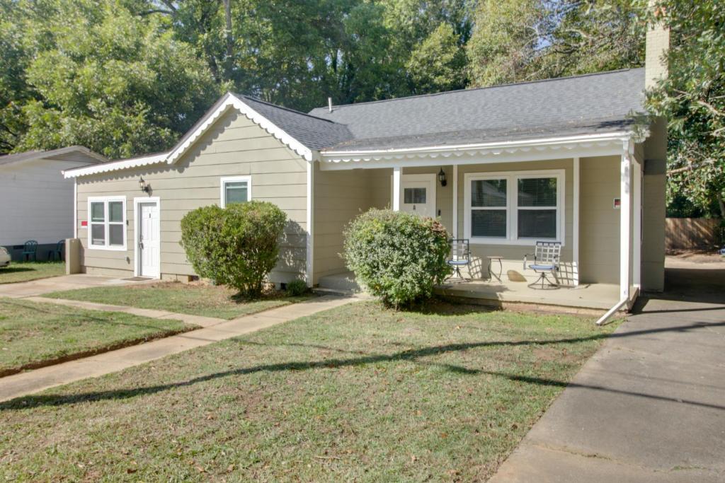 シェルビーにあるDog-Friendly Shelby Home with Private Yard and Hot Tubの芝生の小屋