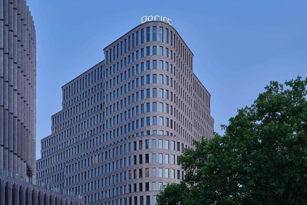 un edificio alto con un cartel en la parte superior en Dorint Kurfürstendamm Berlin en Berlín