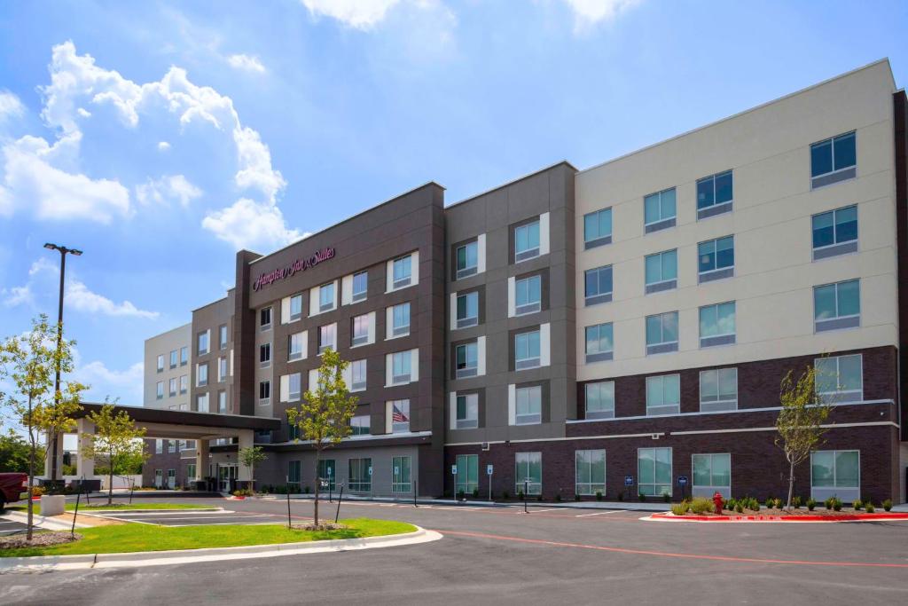 雪松公園的住宿－Hampton Inn & Suites Cedar Park North Austin, Tx，酒店前方的 ⁇ 染