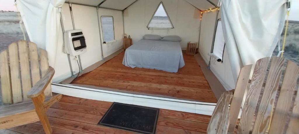 um quarto com uma cama num pequeno quarto em Painted Desert Wellness Retreat em Pinta