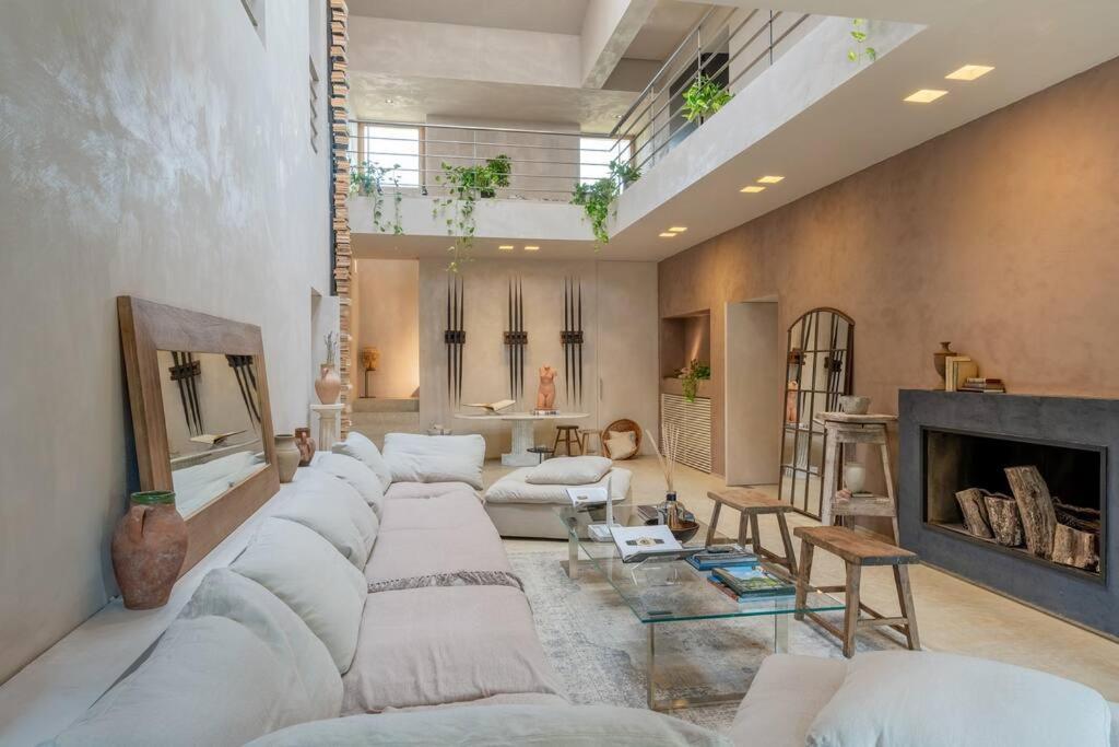 sala de estar con sofás blancos y chimenea en O:live Villa Firenze, en Lastra a Signa