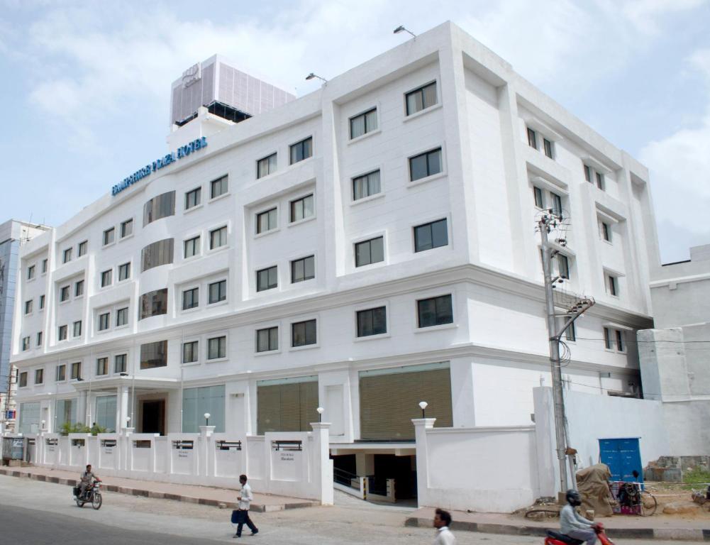 un edificio blanco con gente caminando delante de él en Hampshire Plaza, en Hyderabad