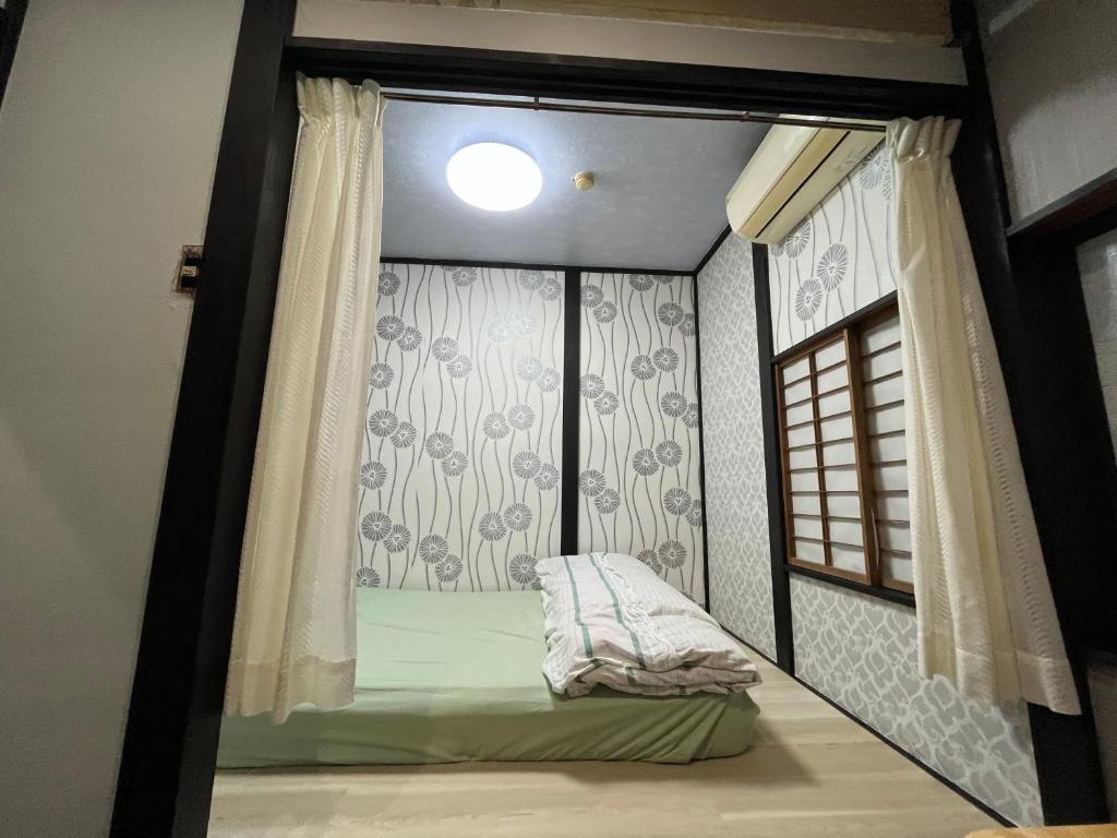 Postel nebo postele na pokoji v ubytování Lucky Hotel