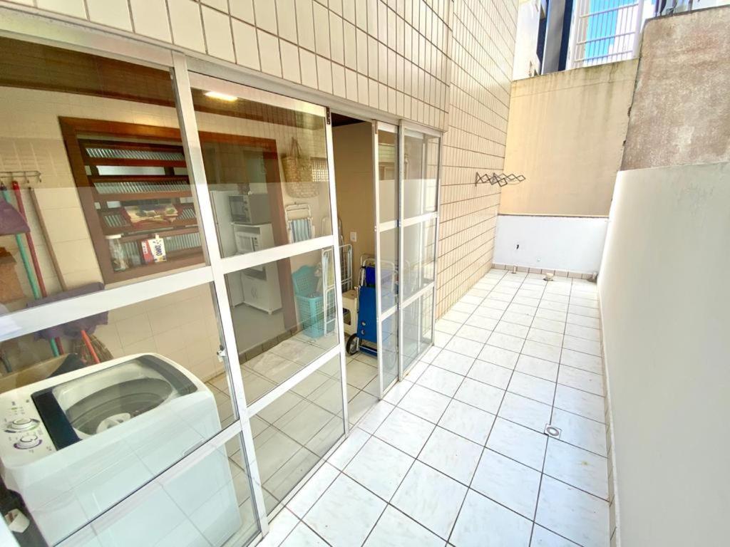 Un baño con inodoro en un edificio. en Apto a 20 metros da praia, en Capão da Canoa