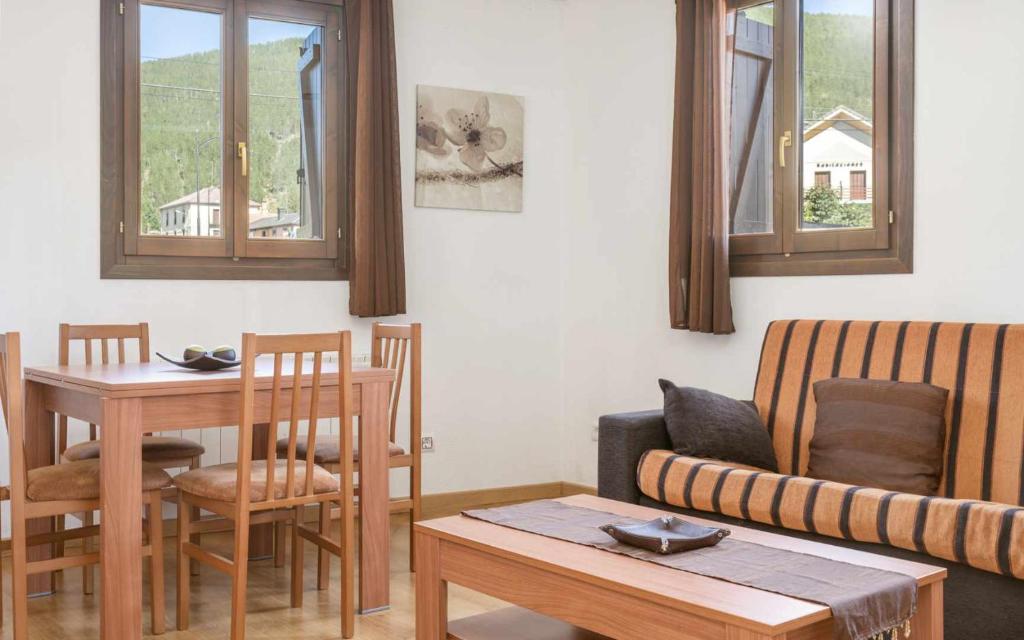 sala de estar con mesa y sofá en Apartamento Montañes Castiello de Jaca, en Castiello de Jaca