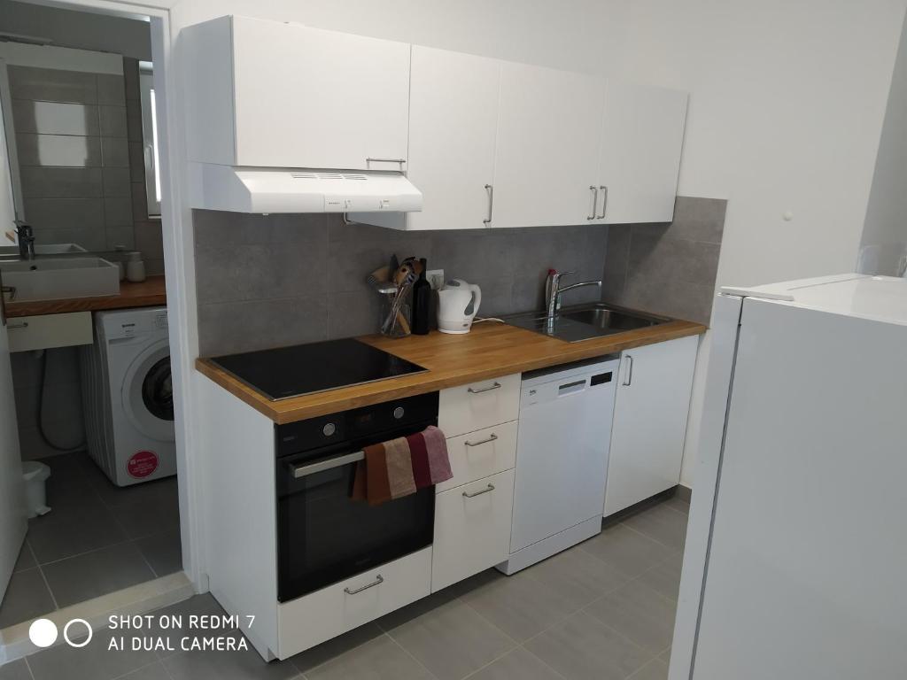 Kuchyňa alebo kuchynka v ubytovaní Apartments by the sea Kuciste - Perna, Peljesac - 4544