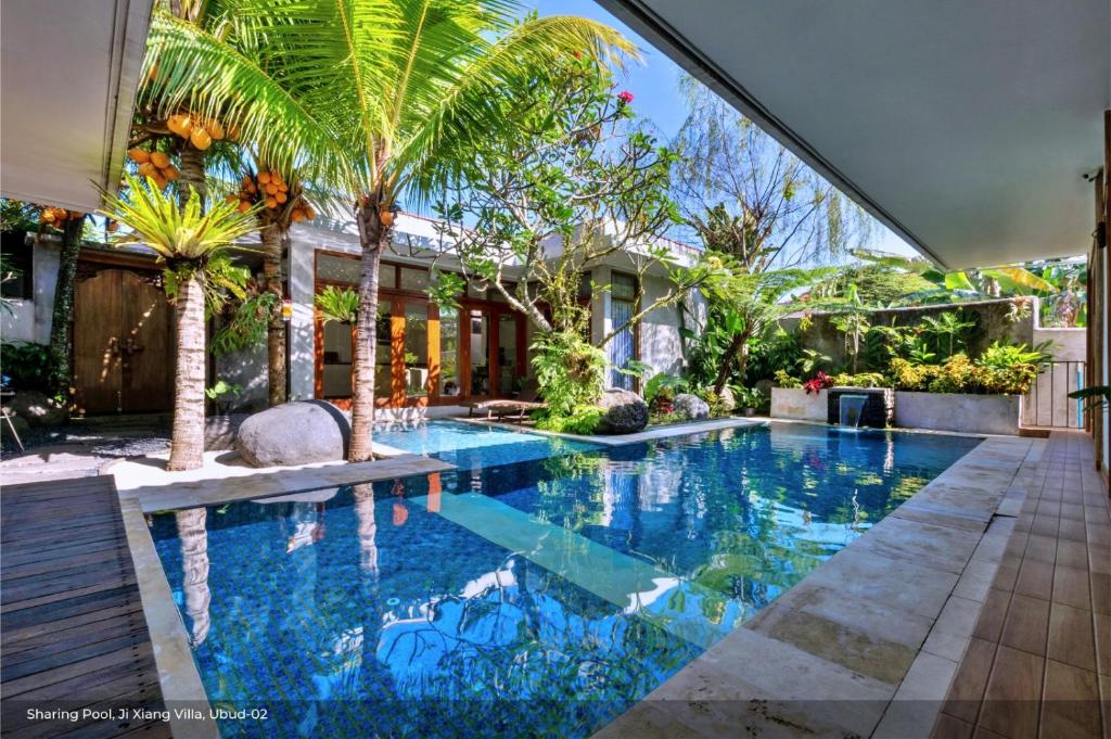 uma piscina no quintal de uma casa em Jixiang Hotel Ubud em Ubud