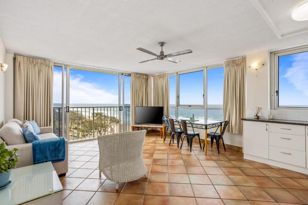 ein Wohnzimmer mit Meerblick in der Unterkunft Impressive Waterfront at Chateau Beachside Resort in Gold Coast