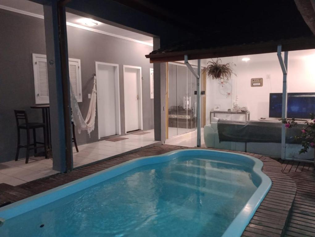 una gran piscina azul en la sala de estar en Suítes Paraty en Parati