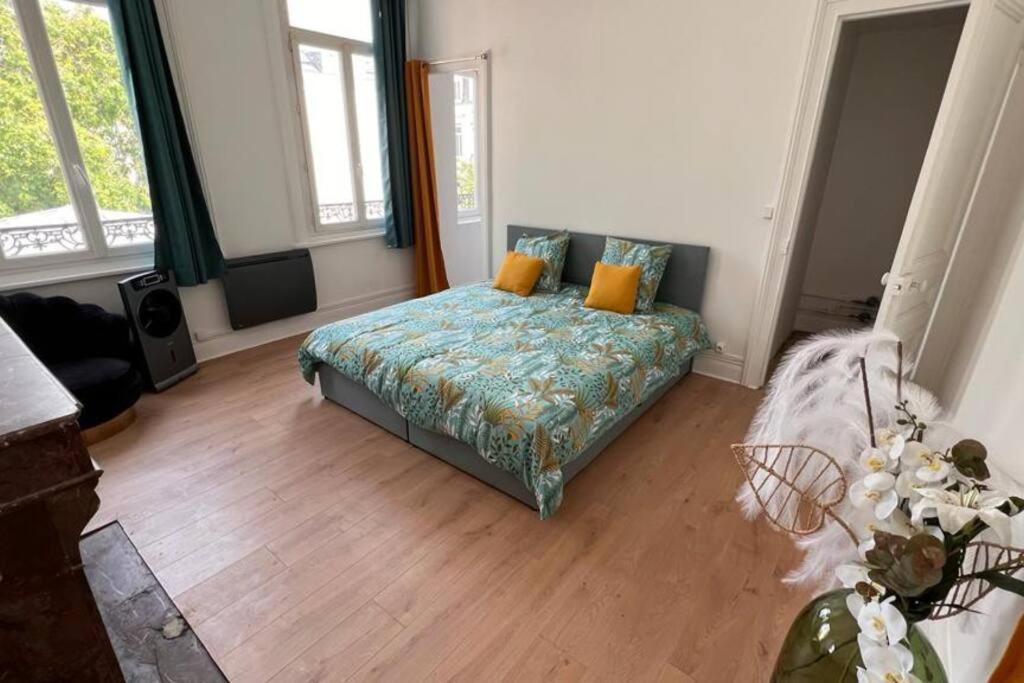 En eller flere senge i et værelse på Les Appart Hôtels Du Calaisis - 101 Automne - Hyper centre & Proche plage
