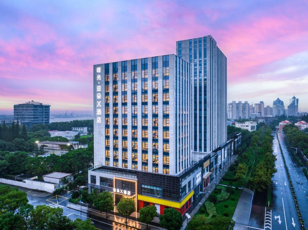 una representación de un edificio alto en una ciudad en Atour X Hotel Shanghai Shuguang Wusong Cruise Terminal, 