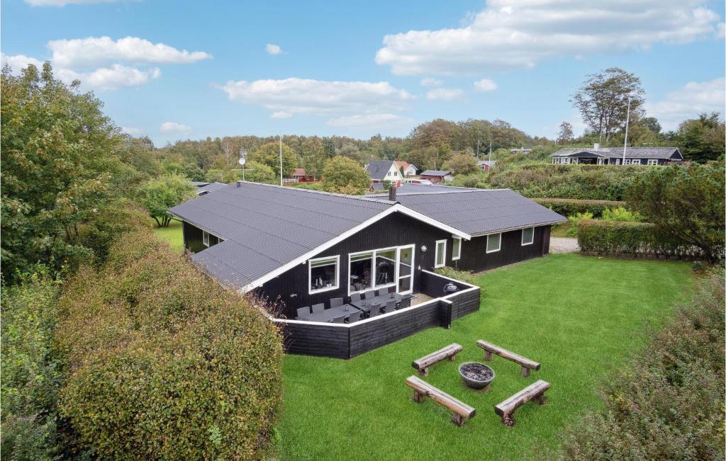 una vista aérea de una casa negra en un césped en Lovely Home In Glesborg With Indoor Swimming Pool en Bønnerup