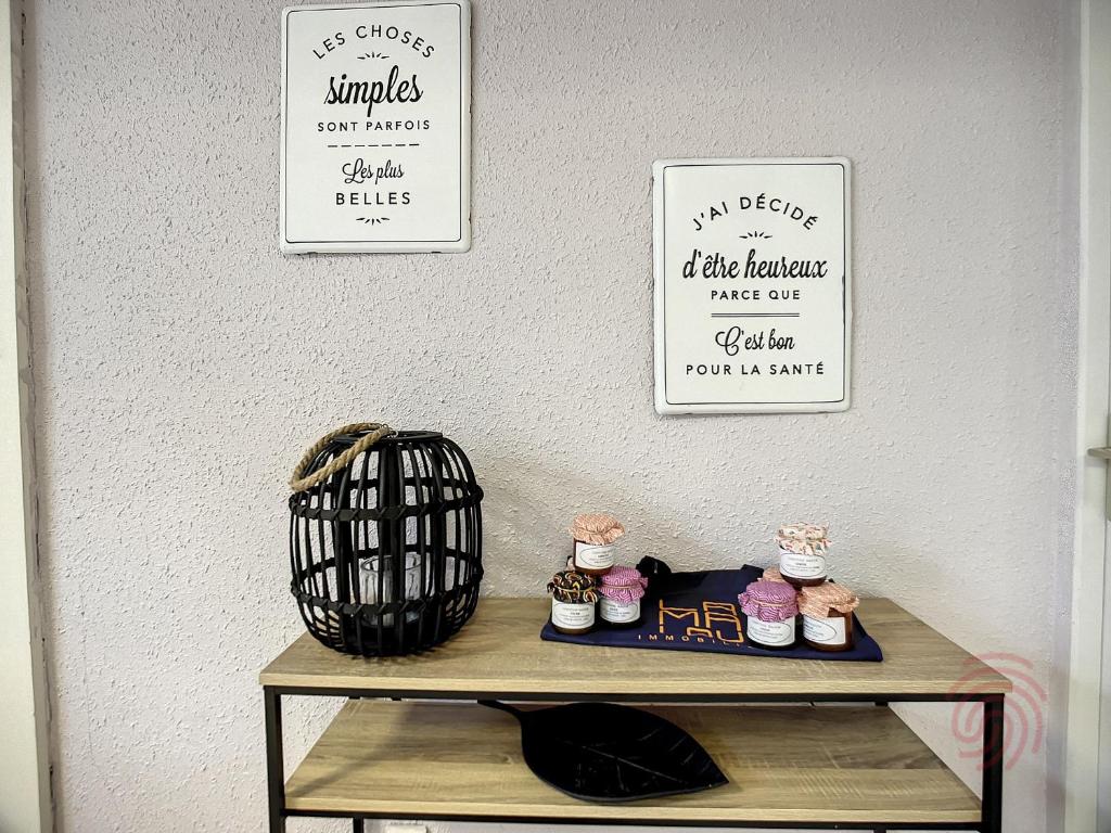 Fotografia z galérie ubytovania Studio lumineux avec balcon à 50m des Thermes - Animaux acceptés, Wifi, options confort disponibles - FR-1-451-176 v destinácii Lamalou-les-Bains