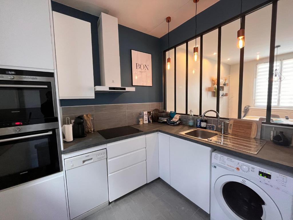 Kuchyňa alebo kuchynka v ubytovaní Maison 2 chambres avec cour privée, à 200m de la plage et proche commerces - Les Sables-d'Olonne - FR-1-197-557