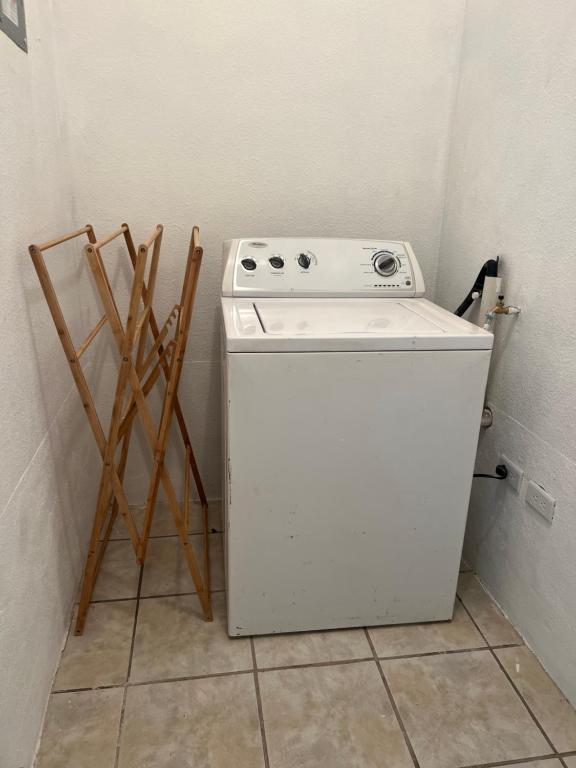 una pequeña estufa blanca en una esquina de una habitación en Departamento familiar Sweet Home, en Reynosa