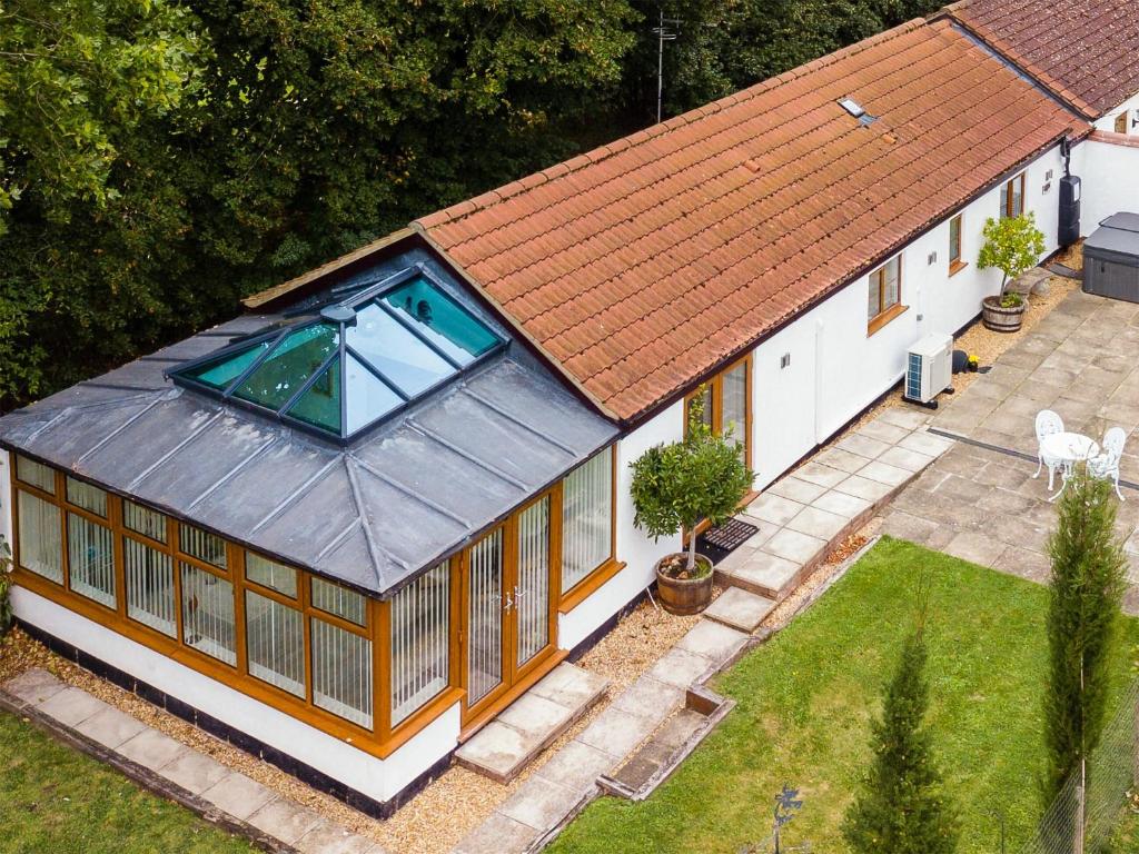 una vista aérea de una casa con piscina en Bay Cottage, en Wereham