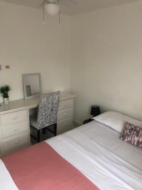 Postel nebo postele na pokoji v ubytování Home2Home Guesthouse