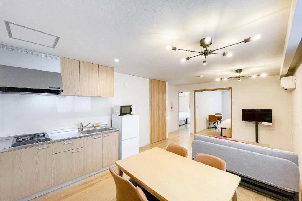 eine Küche mit einem Tisch und einem Esszimmer in der Unterkunft SEED Tanimachi 6-chome in Osaka