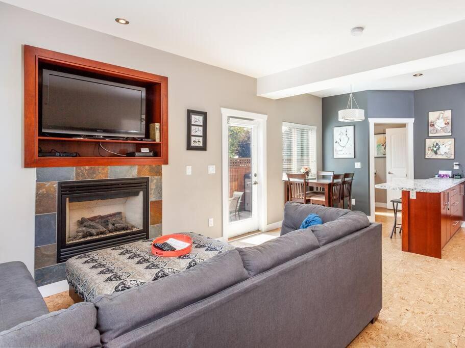 a living room with a couch and a fireplace at Breakaway Beach Villa near Lake in Penticton