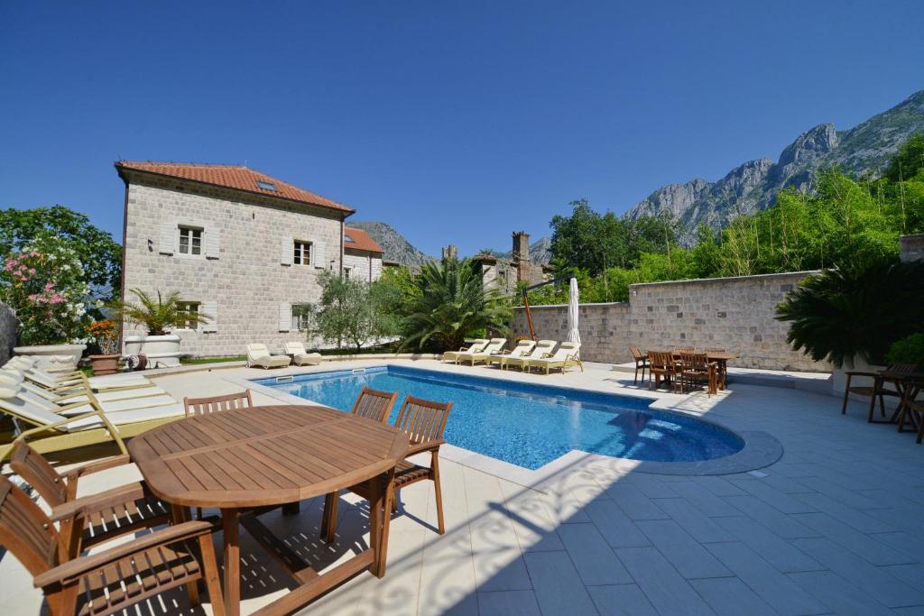 Bazen u ili blizu objekta Vila Nikčević Apartments