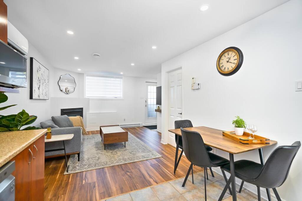 cocina y sala de estar con mesa y sillas en Sam, en Laval