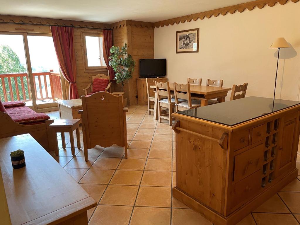 - un salon avec une table et une salle à manger dans l'établissement Appartement Saint-Martin-de-Belleville, 3 pièces, 6 personnes - FR-1-461-5, à Saint-Martin-de-Belleville