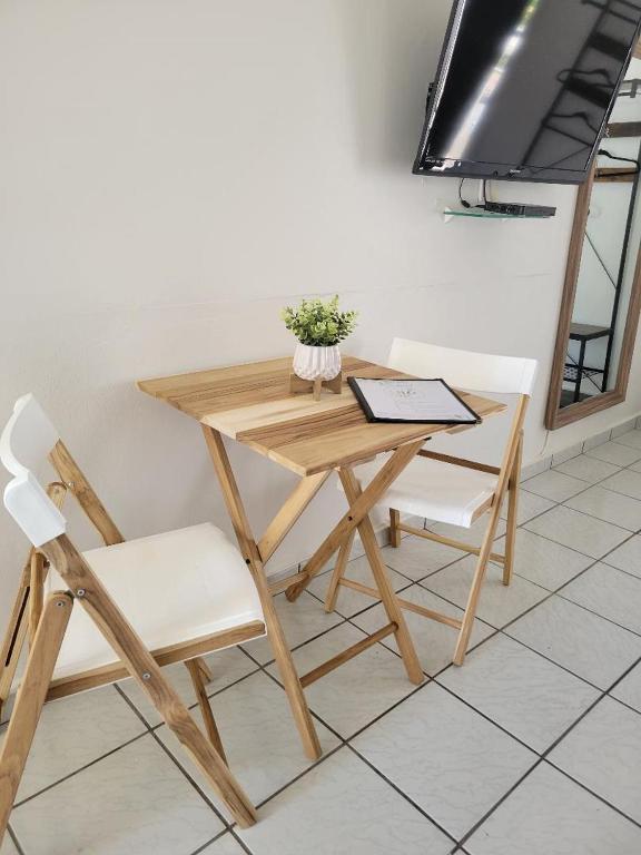 TV a/nebo společenská místnost v ubytování Nautilus by La Jamaca Hotels-Downtown La Parguera