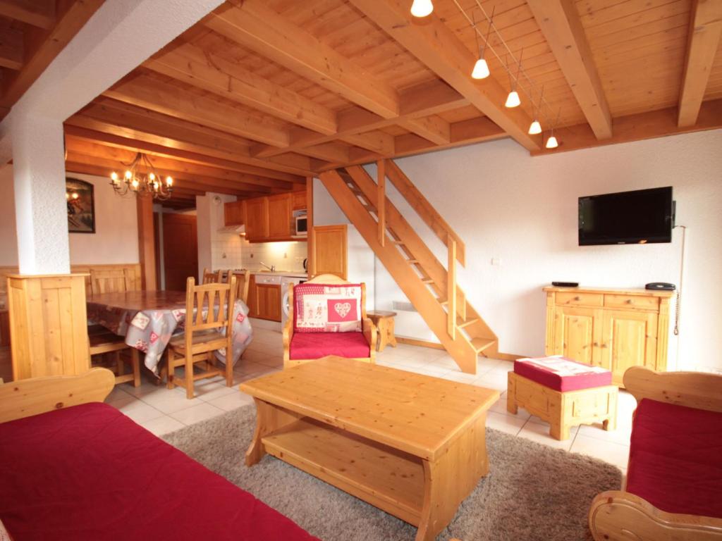un salon avec une table et une salle à manger dans l'établissement Chalet 5 pièces, 10 pers, 97m², Les Saisies - Hauteluce, proche pistes et commerces - FR-1-293-325, à Hauteluce