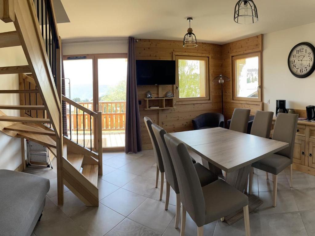 une salle à manger avec une table et des chaises dans l'établissement Appartement 4 pièces avec terrasses et garage à Les Saisies - 6 pers, 2 SDB, WIFI - FR-1-293-392, à Hauteluce