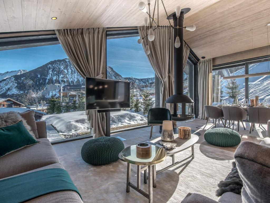 - un salon avec vue sur la montagne dans l'établissement Chalet de luxe skis aux pieds avec SPA - Courchevel - FR-1-575-192, à Courchevel