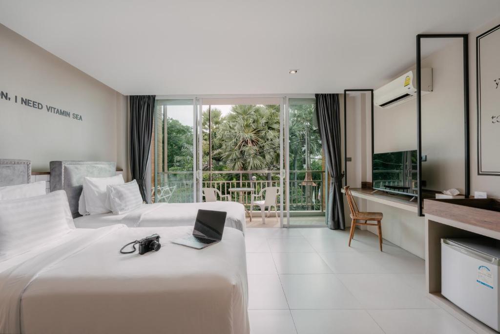 卡塔海灘的住宿－蘇格奧哈那旅館，酒店客房,配有一张带笔记本电脑的床