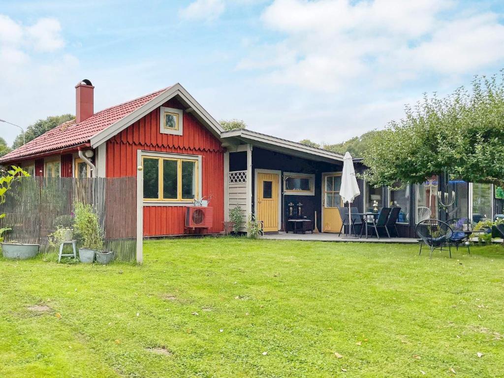 una casa roja y amarilla con patio en Holiday home VÄXJÖ II, en Växjö