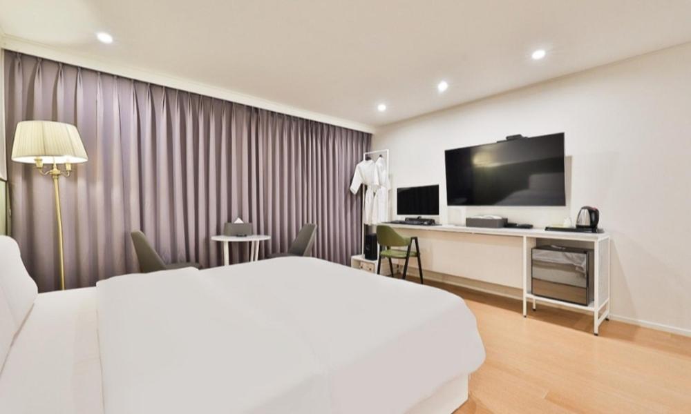 TV a/nebo společenská místnost v ubytování Beyond Hotel