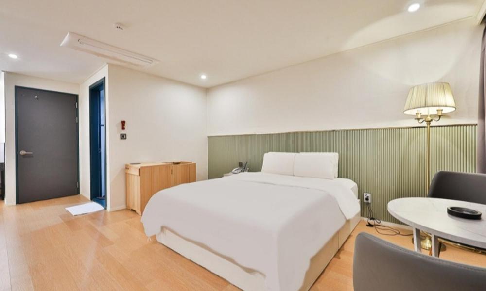 Postel nebo postele na pokoji v ubytování Beyond Hotel