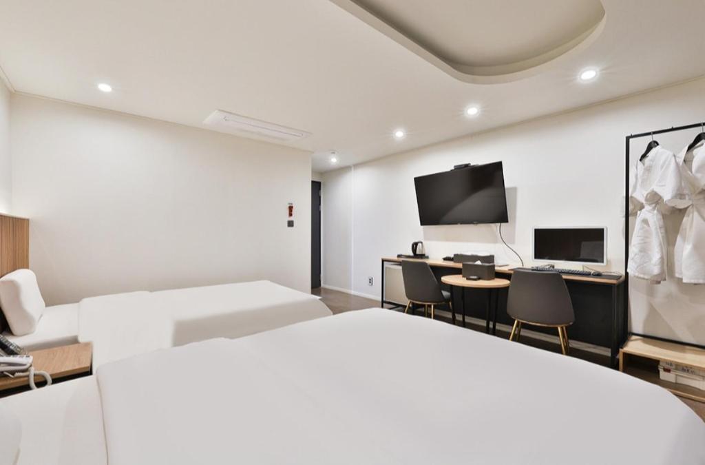 Postel nebo postele na pokoji v ubytování Beyond Hotel