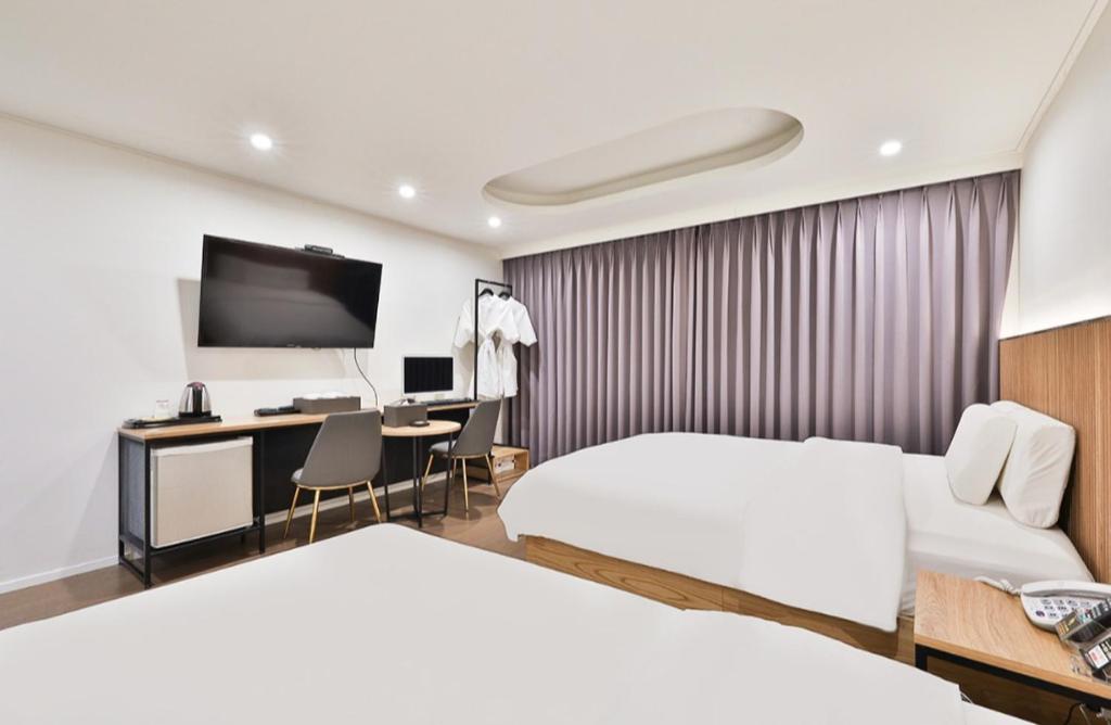 Postel nebo postele na pokoji v ubytování Beyond Hotel